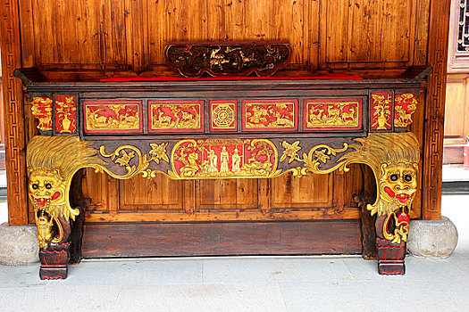正厅是中国传统建筑中的主体部分,这是正厅中的神桌