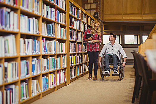 学生,轮椅,交谈,同学,图书馆