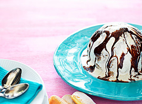 提拉米苏蛋糕,冰淇淋,巧克力酱