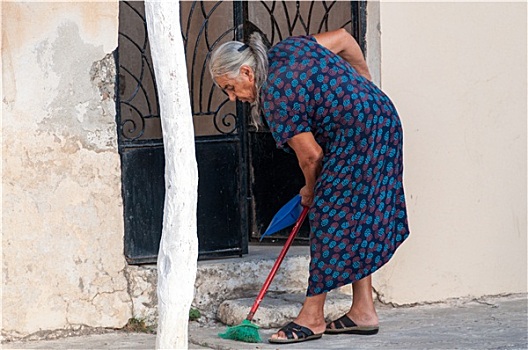 老,希腊人,女人,打扫,人行道,正面,门