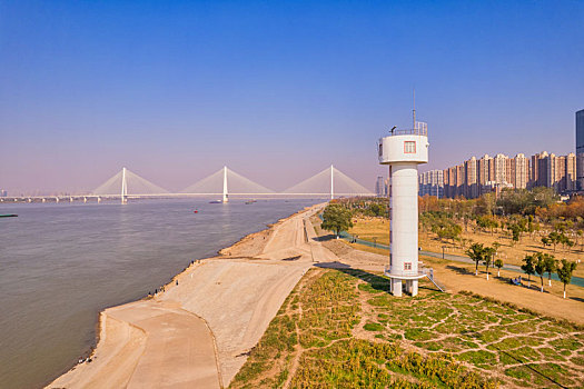 中国湖北武汉青山江滩信号塔与二七长江大桥