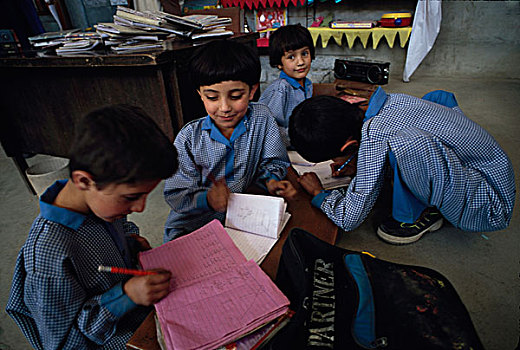 一群孩子,教室,喜庆,学校,跑,教育,服务,乡村,北方,区域,巴基斯坦,五月,2005年