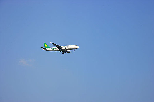 春秋航空公司的客机正在重庆江北国际机场降落