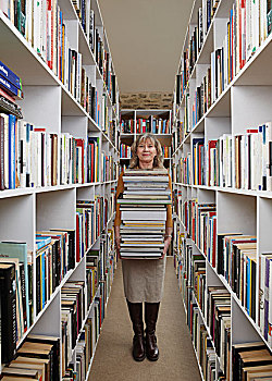 老女人,书本,图书馆