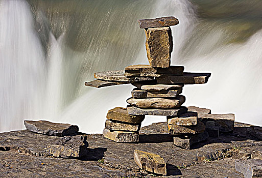 因纽石刻,月牙状,瀑布,大角羊,峡谷,艾伯塔省,加拿大