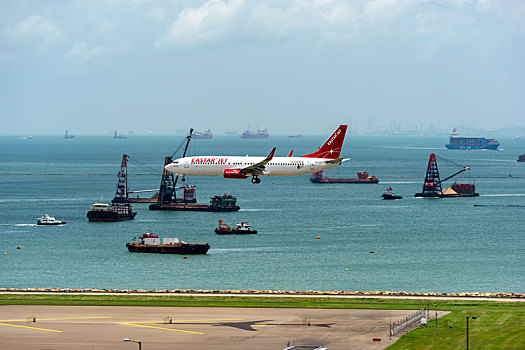 一架韩国的易斯达航空客机正降落在香港国际机场