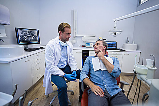 牙医,交谈,男患者,牙科诊所