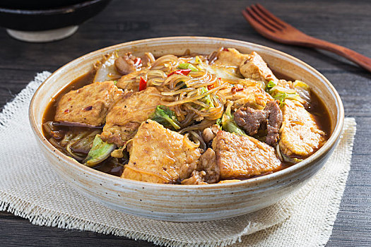 中式家常菜肴白菜猪肉豆腐炖粉条