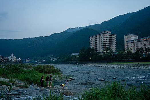 日本下吕温泉飞驒川河床风景