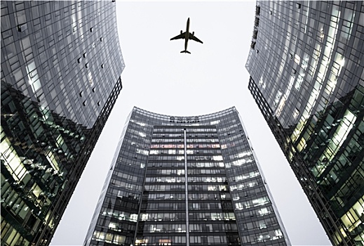 飞机与城市高层建筑