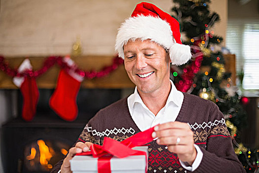 微笑,英俊,男人,圣诞帽,打开,礼物