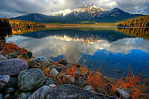 日出,上方,金字塔,湖,碧玉国家公园,艾伯塔省,加拿大