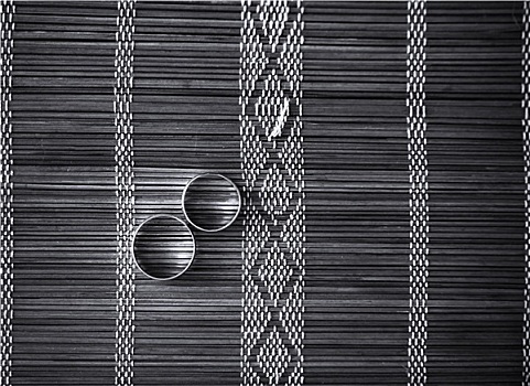 两个,婚戒,竹垫,黑白图片