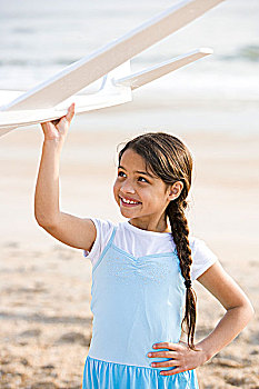 可爱,西班牙裔,女孩,玩,玩具飞机,海滩
