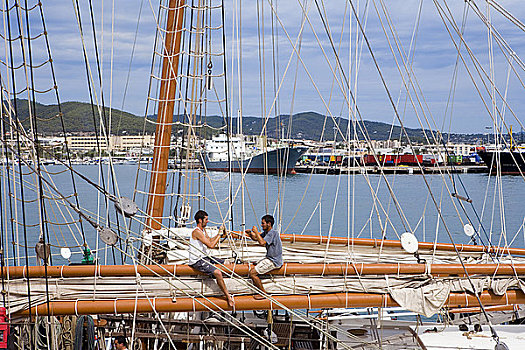 两个,水手,坐,桅杆,帆船,港口,背景,伊比沙岛,西班牙