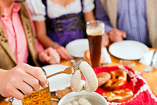 群体,男青年,女人,传统,巴伐利亚,早餐,白人,小牛肉,香肠,椒盐卷饼,啤酒
