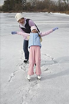 母亲,抓住,女儿,滑冰
