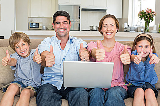 家庭,笔记本电脑,手势,竖大拇指,沙发