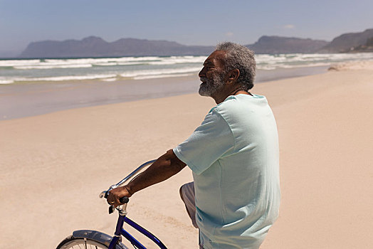 老人,站立,自行车,海滩,山,背景