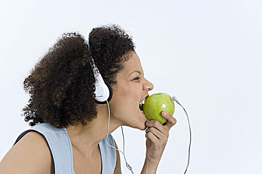 女人,穿,耳机,苹果,咬,侧面