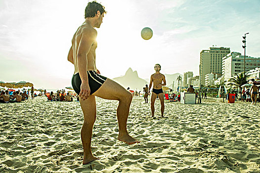 男人,玩,足球,伊帕内玛海滩,巴西
