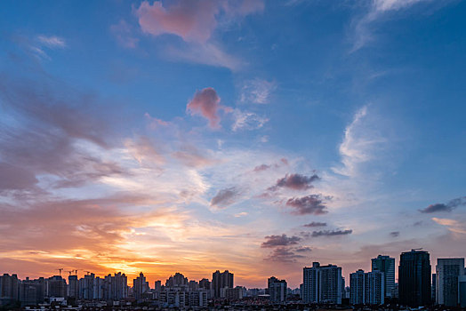 上海城市地平线上方的晚霞