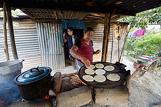 女人,56岁,准备,玉米饼,贫民窟,意大利,圣萨尔瓦多,萨尔瓦多,北美