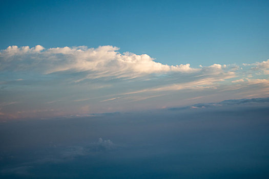 在飞机上看空中云层景观