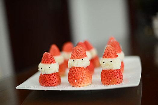 用草莓做的圣诞老人