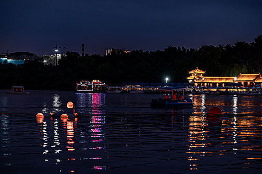 夏季的中国长春南湖公园夜景