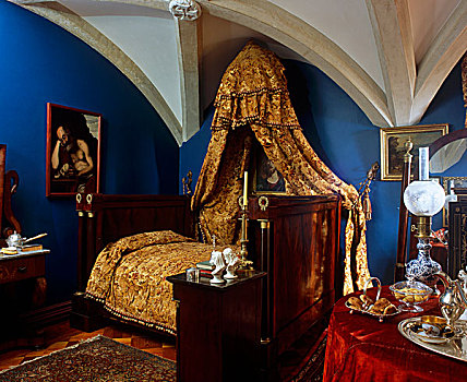金色,布帘,悬挂,高处,床,卧室