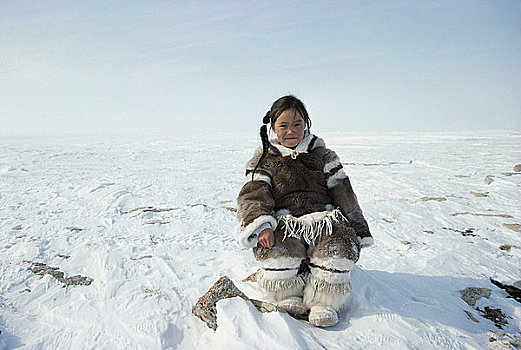 女孩,肖像,坐,石头,雪中,加拿大西北地区,加拿大