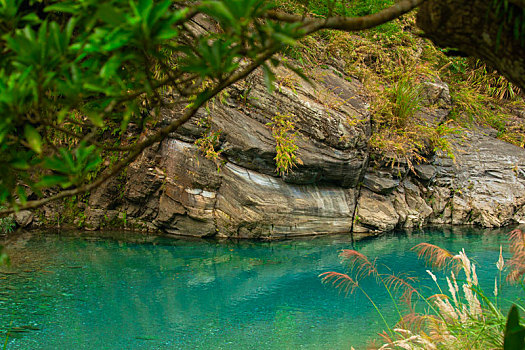 台湾花莲太鲁阁风景区,砂卡礑溪色彩缤纷的岩壁与碧绿的溪流