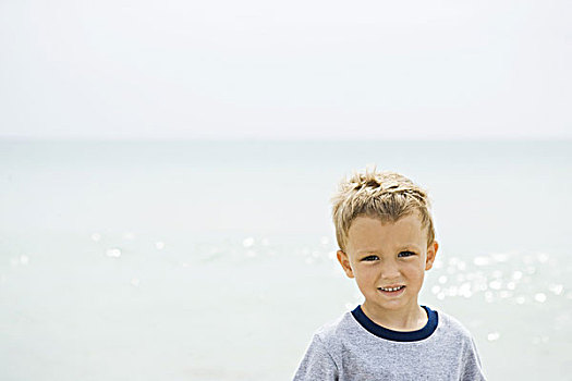 男孩,海滩,看镜头,微笑,头像