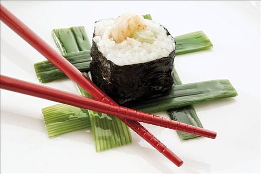 寿司,虾,米饭,紫菜干,海草,旁侧,红色,筷子,交织,韭葱