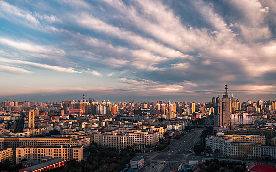 太阳初升时的哈尔滨早晨城市街景