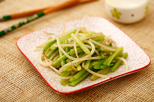 绿豆芽炒芹菜