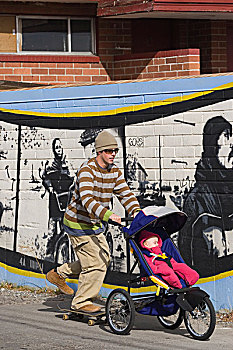一个,男人,推,孩子,婴儿车,过去,墙壁,涂鸦,里诺,内华达