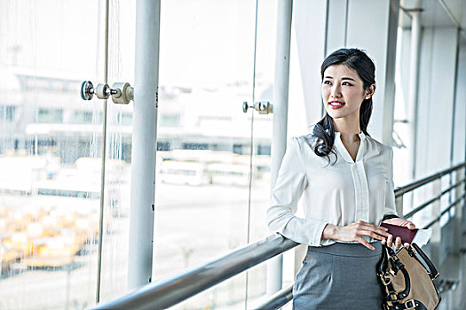 年輕商務女士在機場