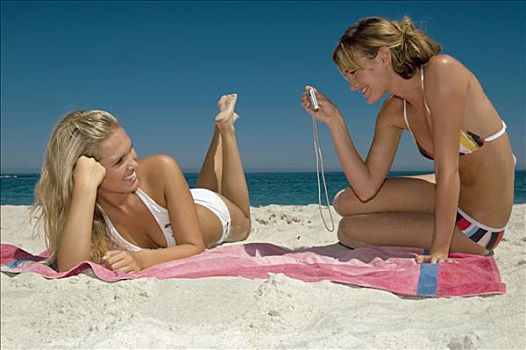 两个女人,海滩