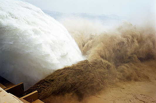2002年6月,黄河小浪底水库调沙的壮观场面