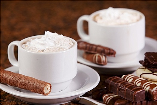 两个,咖啡杯,热可可,巧克力,饼干,褐色背景