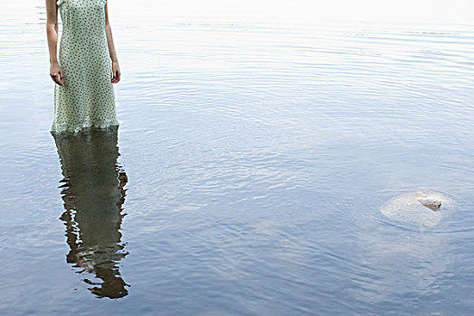 女孩,圆点花纹,连衣裙,站在水中