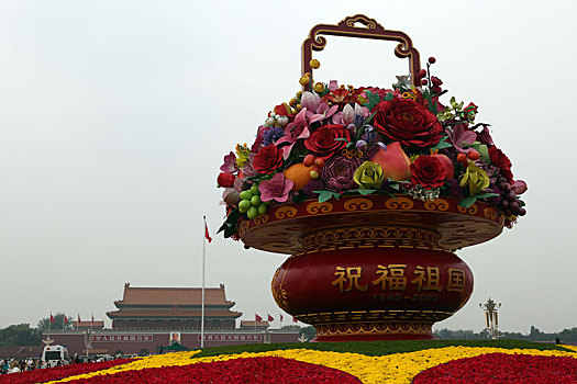 国庆中秋双节前夕北京天安门广场喜庆的大花篮