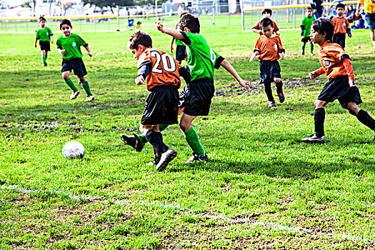 欧洲一群儿童在草坪上踢足球