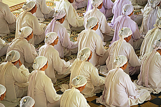 俯拍,排,女人,穿,白色,长袍,头巾,坐在地板上,祈祷