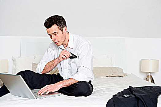男人,坐,床,笔记本电脑,消费,联网