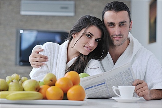 幸福伴侣,读,报纸,厨房,早餐
