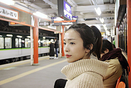 在等地铁的女孩
