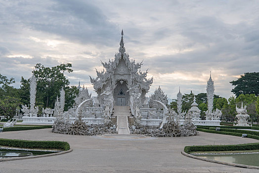 泰国清迈清莱著名寺庙,白庙建筑与精致的雕像